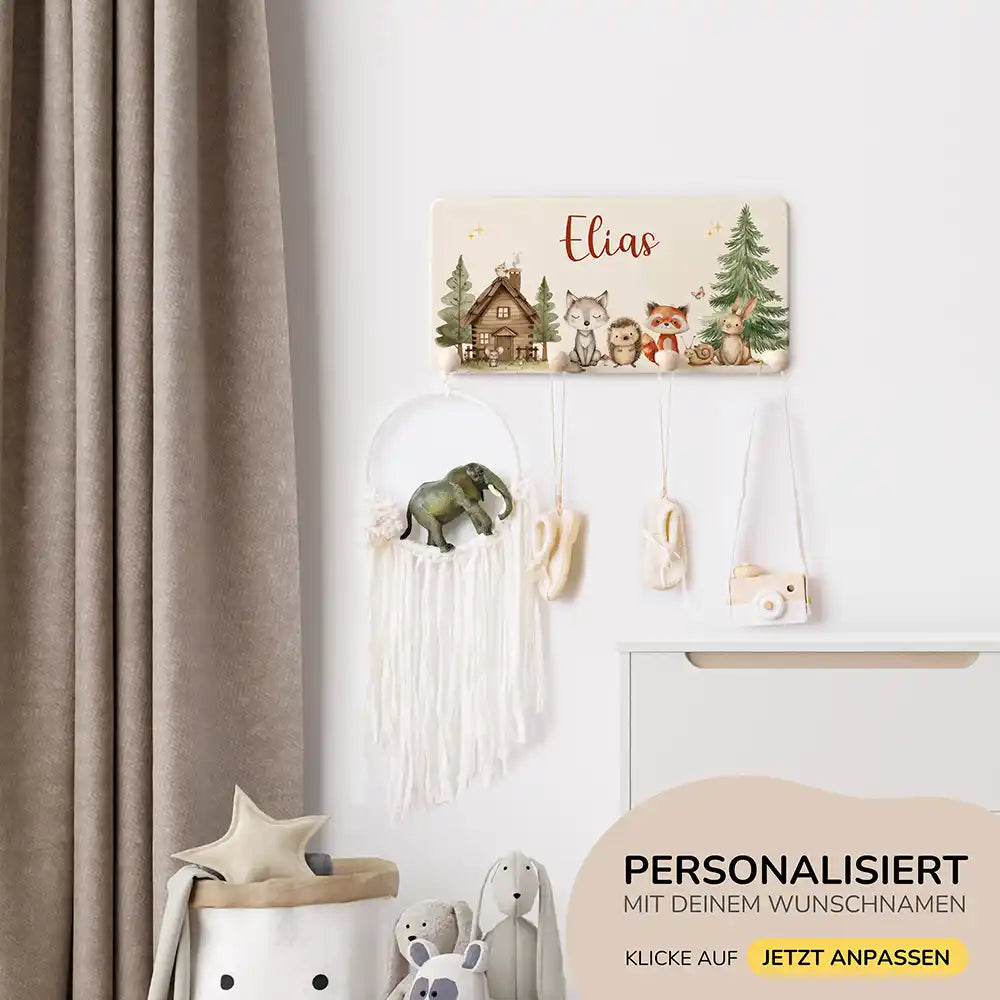 handgefertigte garderobe aus holz personalisiert mit fröhlichen waldtieren