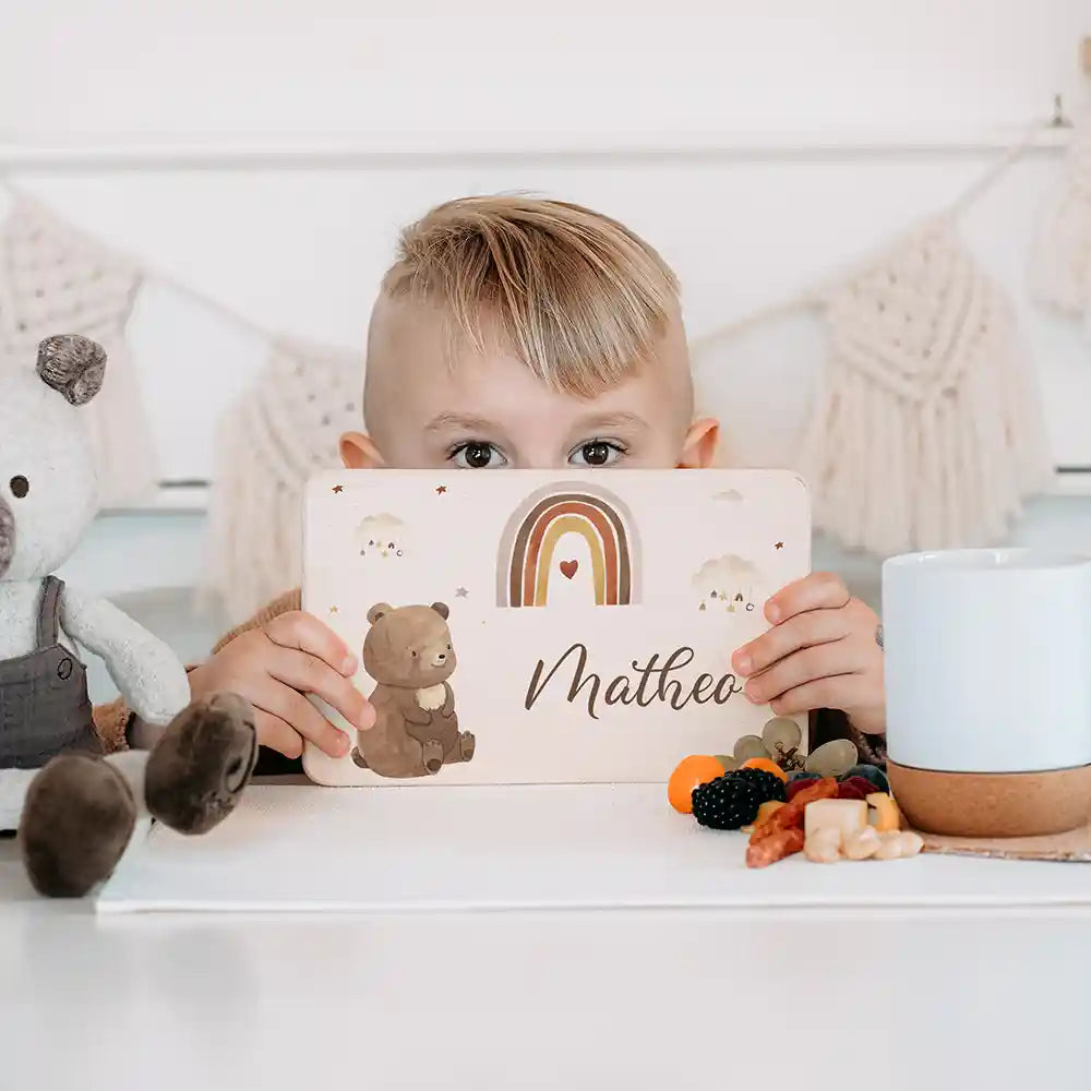 Frühstücksbrettchen Holz personalisiert - Boho Bär Regenbogen
