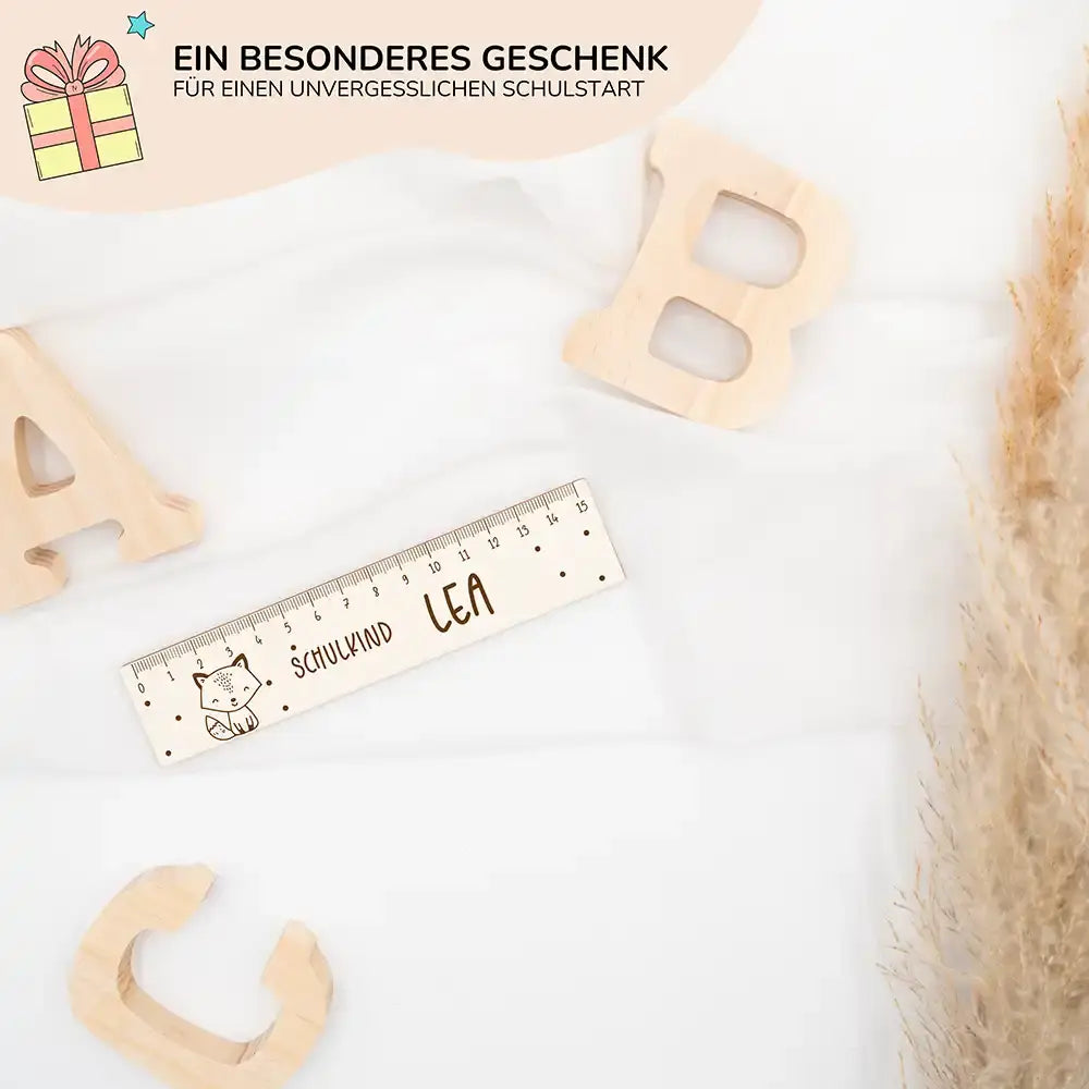 nahaufnahme des personalisierten holzlineals mit fuchs und maßangaben