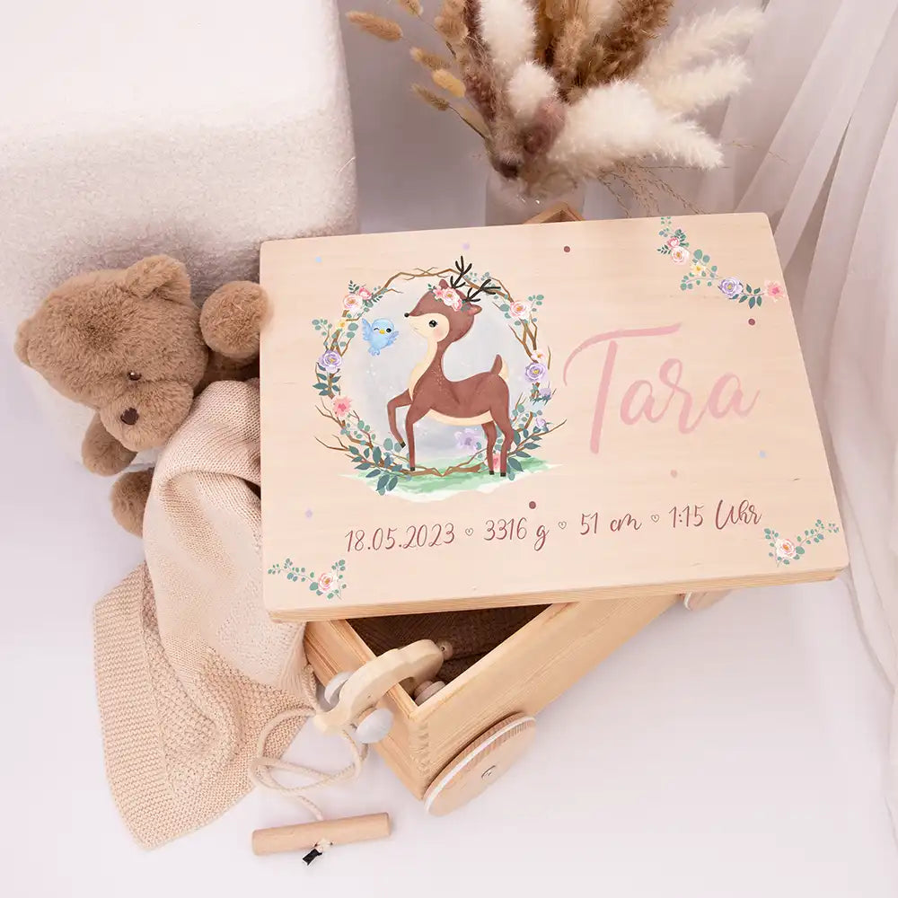 Spielzeugkiste mit Rädern personalisiert - Reh Gravur