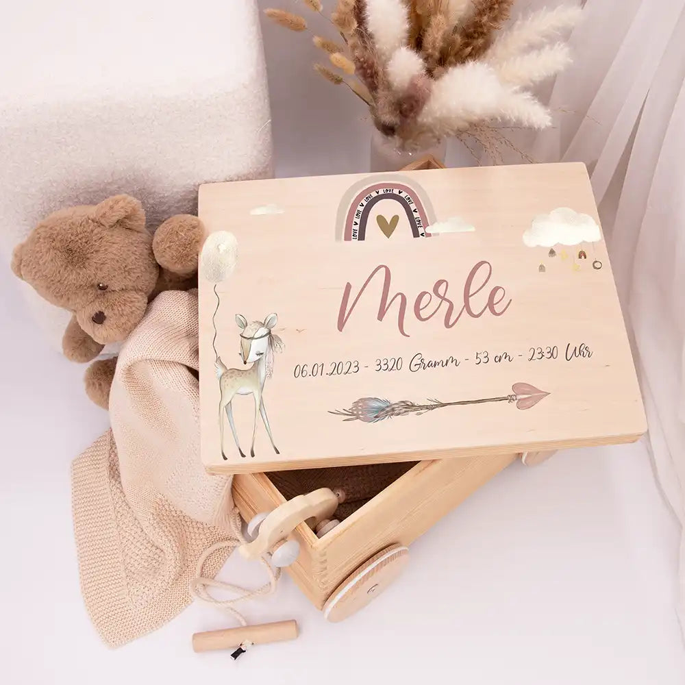 Spielzeugkiste mit Rädern personalisiert - Bezaubernder Regenbogen