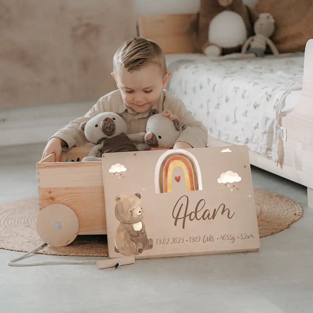 Spielzeugkiste mit Rädern personalisiert - Boho Bär