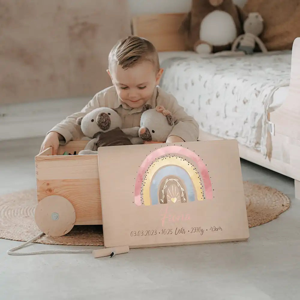 Spielzeugkiste mit Rädern personalisiert - Regenbogen