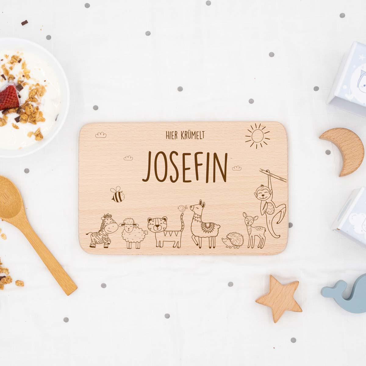 wooden breakfast board with personalized tierfamilie design