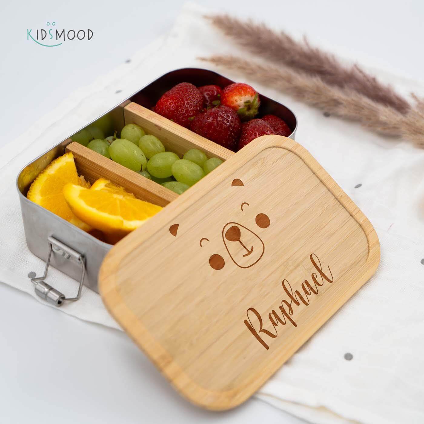 close-up of lunchbox with bärengesicht motif