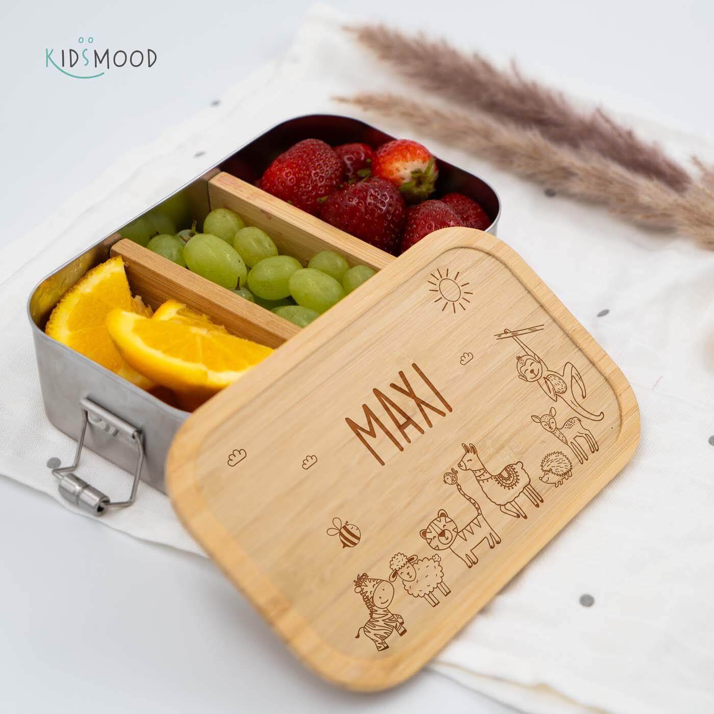 close-up of lunchbox with fröhliche tierfamilie motif