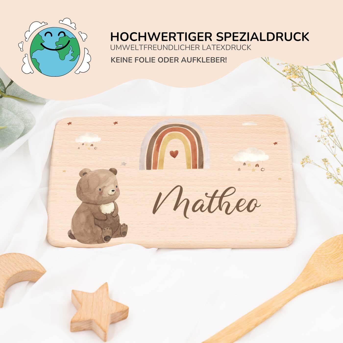 frühstücksbrettchen mit boho bär und regenbogen motiv und individuellem namen