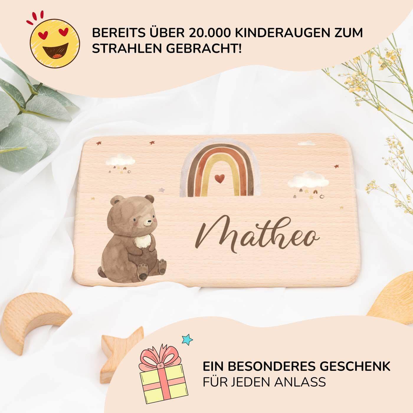 handgefertigtes frühstücksbrettchen mit boho bär und regenbogen gravur