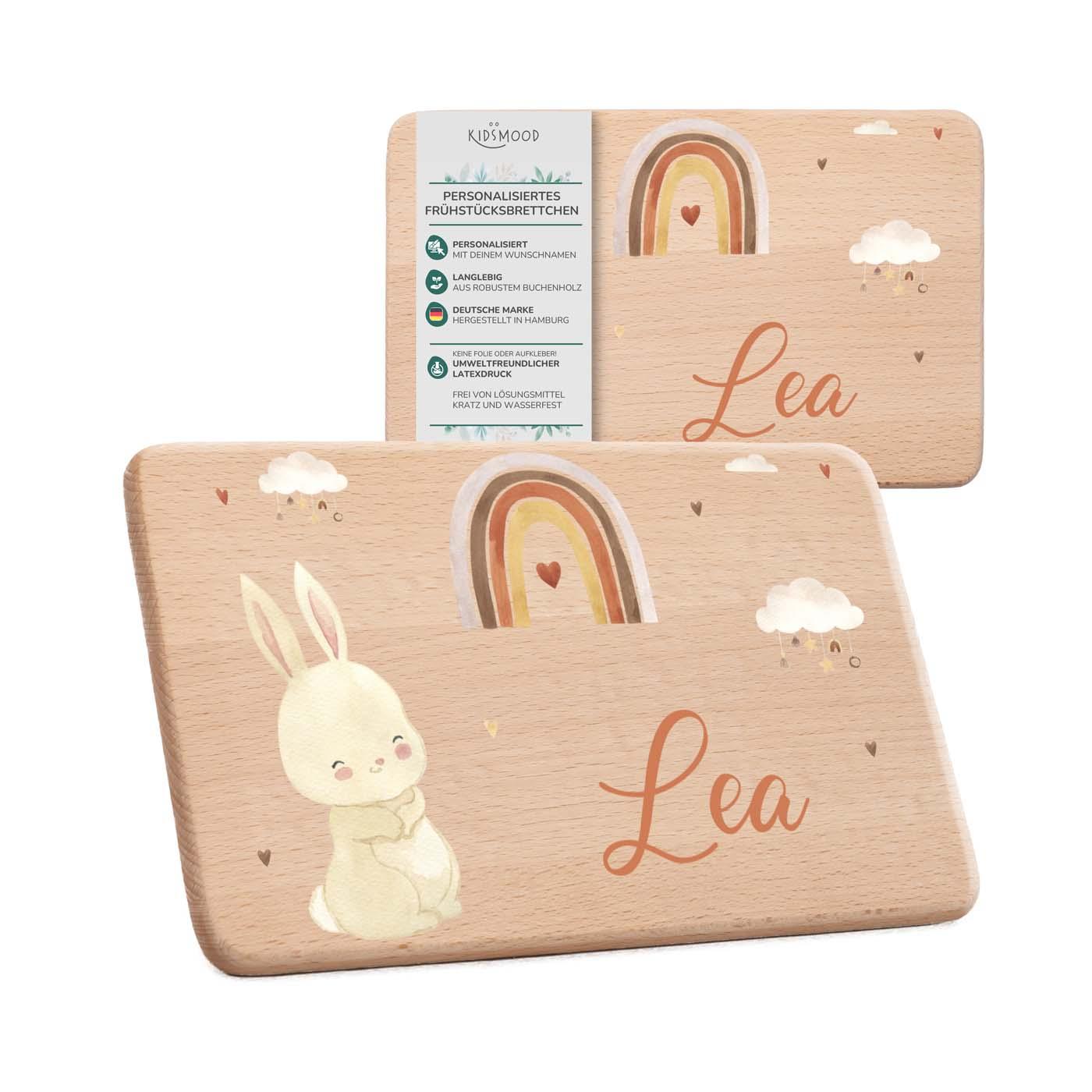 personalisiertes frühstücksbrettchen mit boho hase und regenbogen design