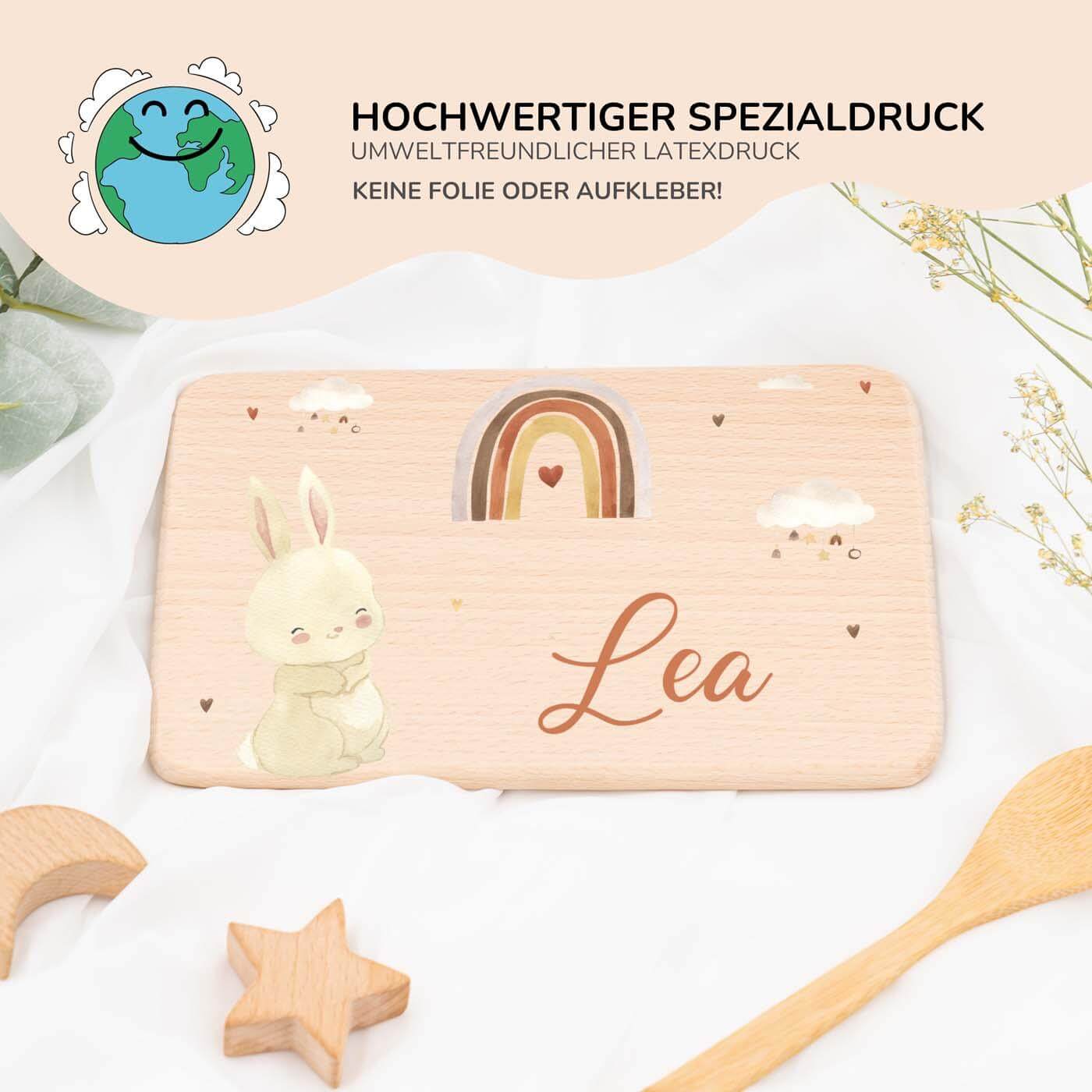 hochwertiges frühstücksbrettchen mit boho hase und regenbogen personalisiert