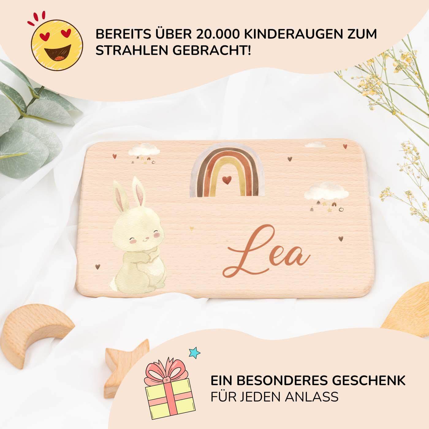 personalisiertes frühstücksbrettchen aus holz mit boho hase und regenbogen