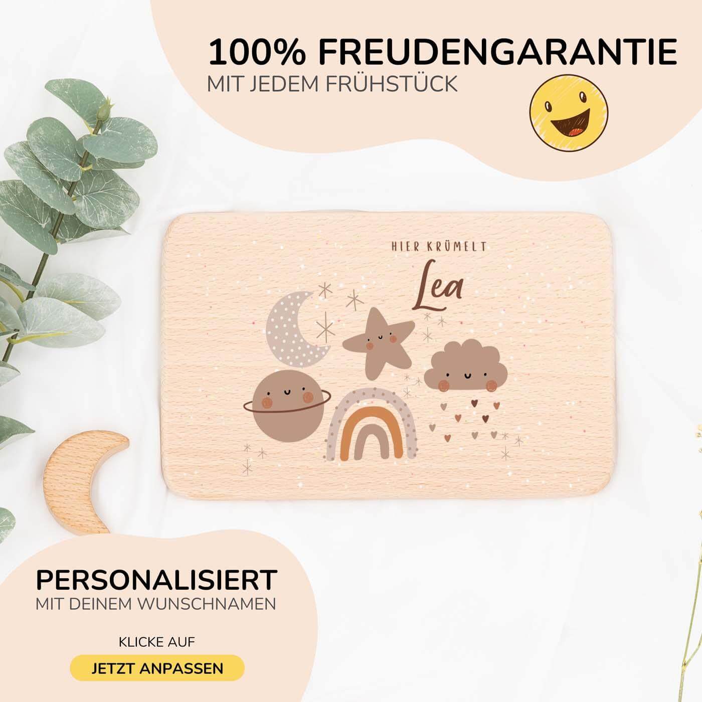 nahaufnahme des frühstücksbrettchens mit mond, wolke, stern und regenbogen motiv