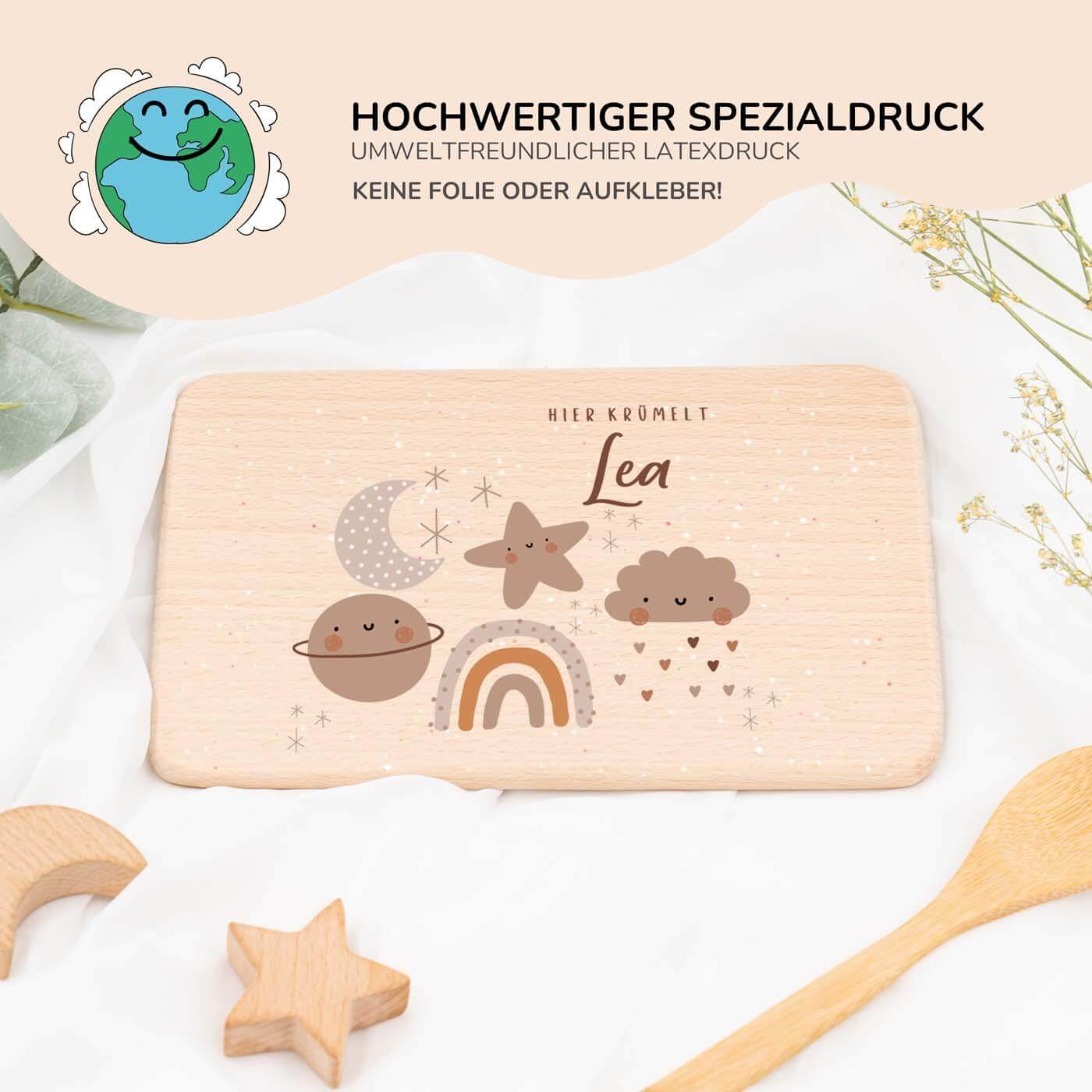 frühstücksbrettchen mit mond, wolke, stern und regenbogen motiv und individuellem namen