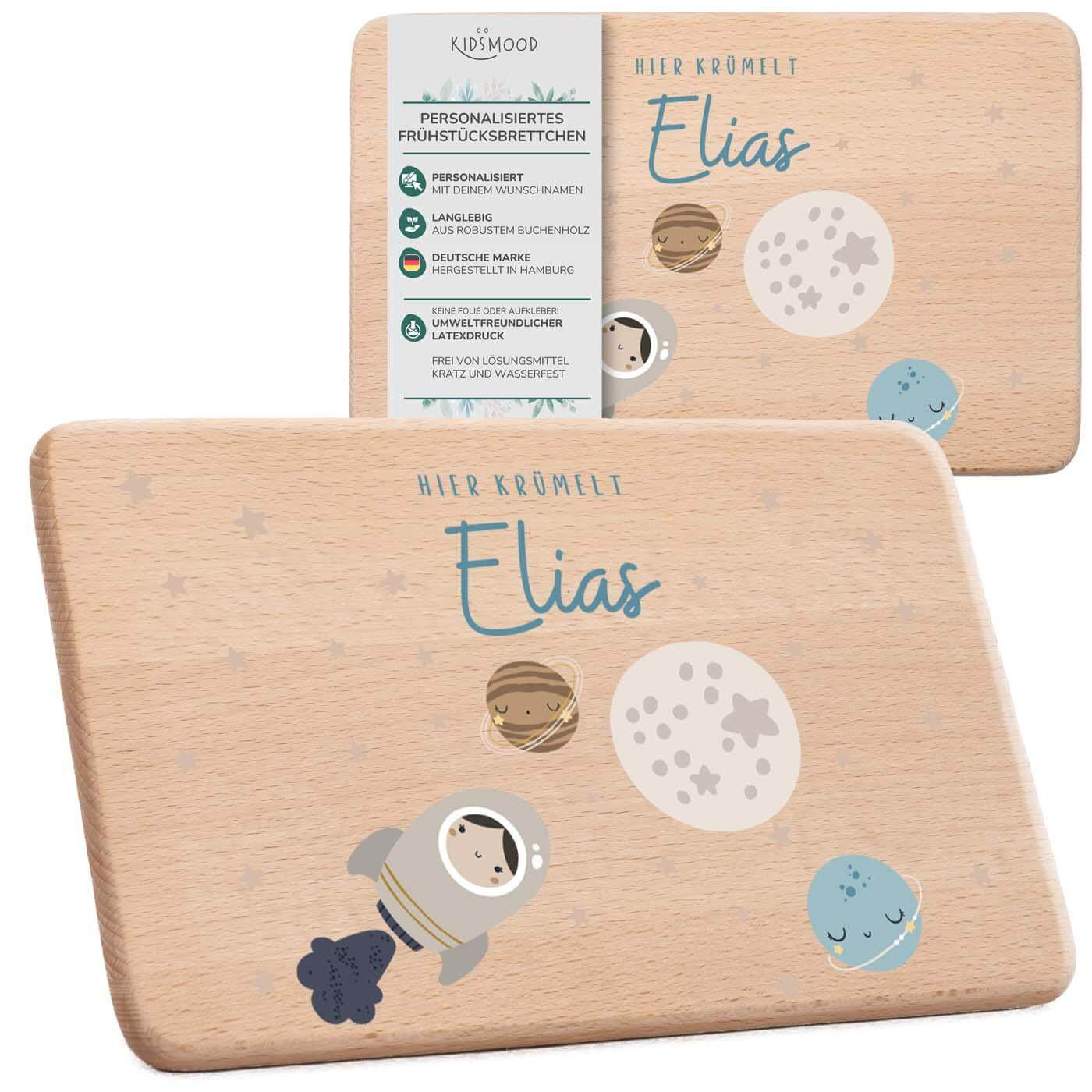 personalisiertes frühstücksbrettchen mit weltall design