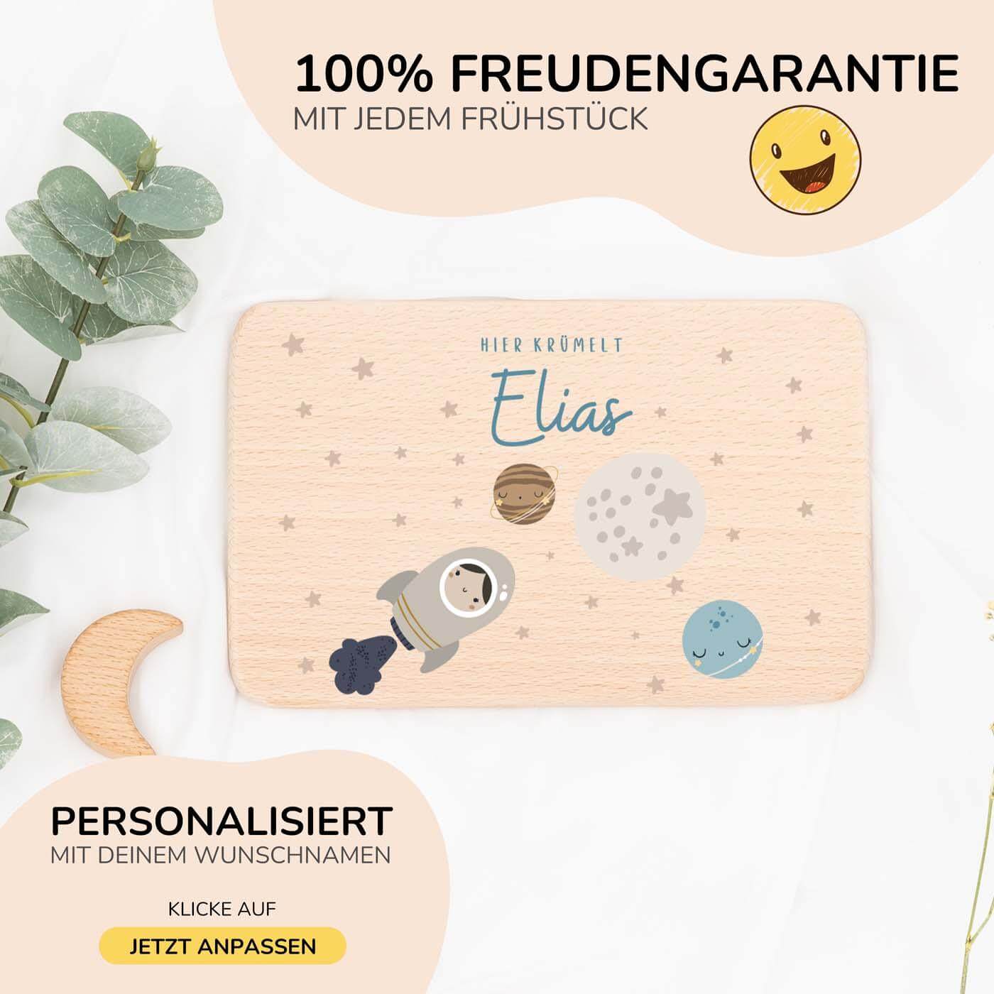 nahaufnahme des frühstücksbrettchens mit weltall motiv