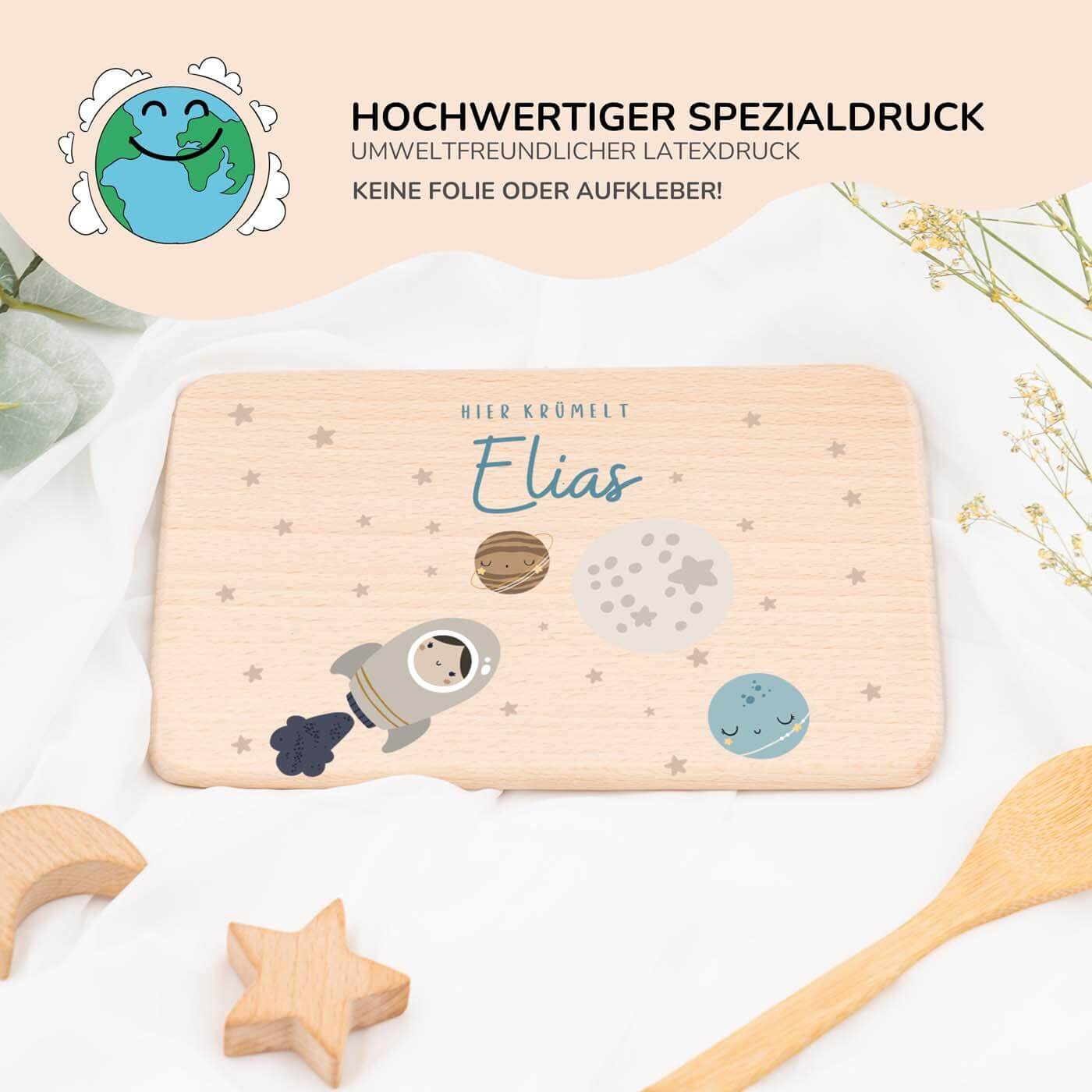 frühstücksbrettchen mit weltall motiv und individuellem namen