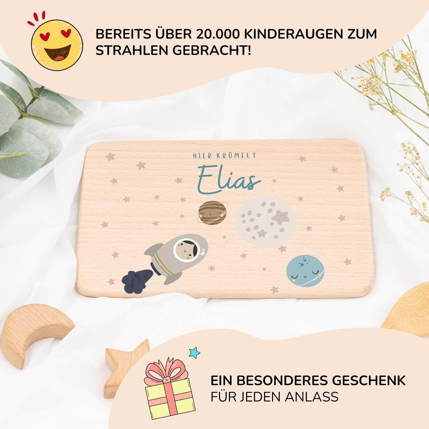 hochwertiges frühstücksbrettchen mit weltall personalisiert