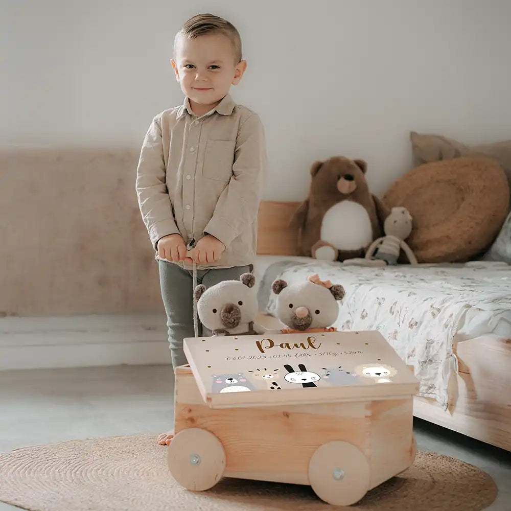 Spielzeugkiste mit Rädern personalisiert - Winterliche Waldtiere