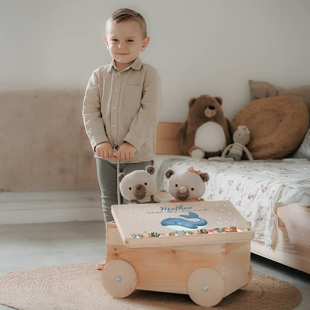 Spielzeugkiste mit Rädern personalisiert - Niedlicher Wal