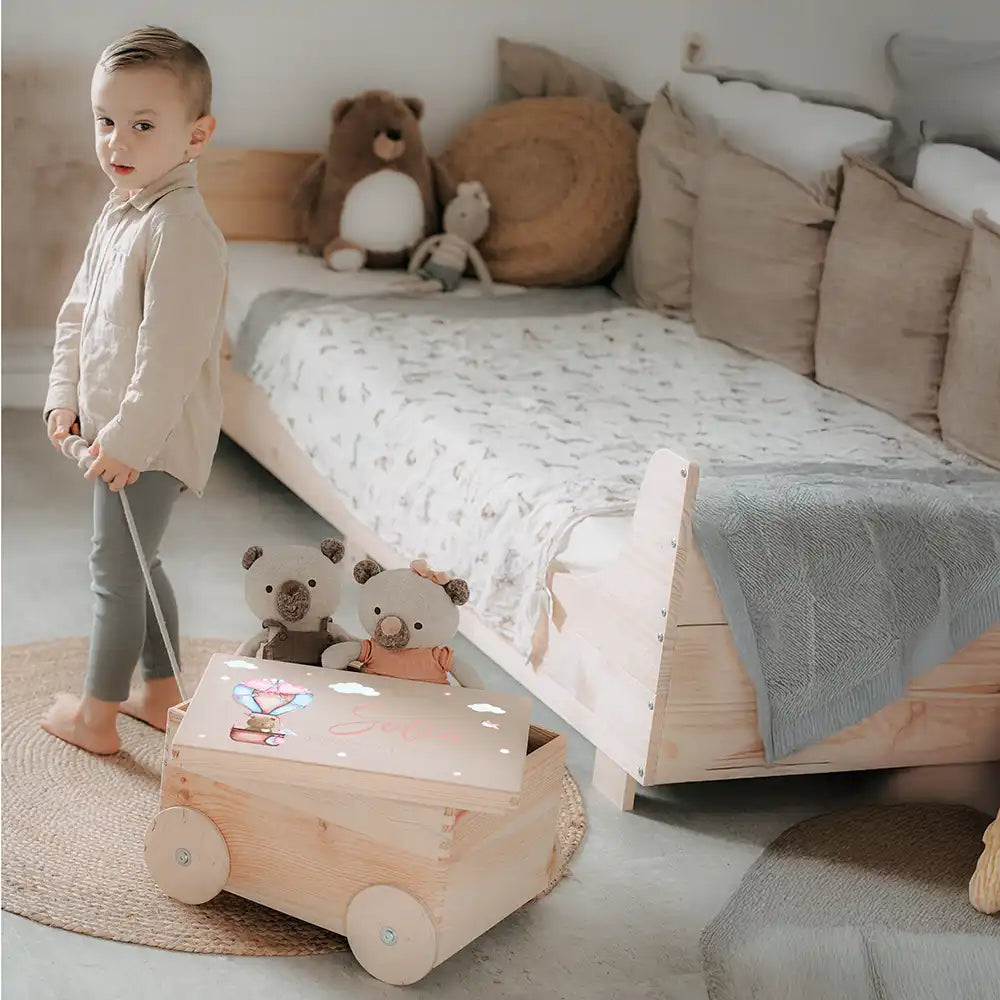 Spielzeugkiste mit Rädern personalisiert - Ballon