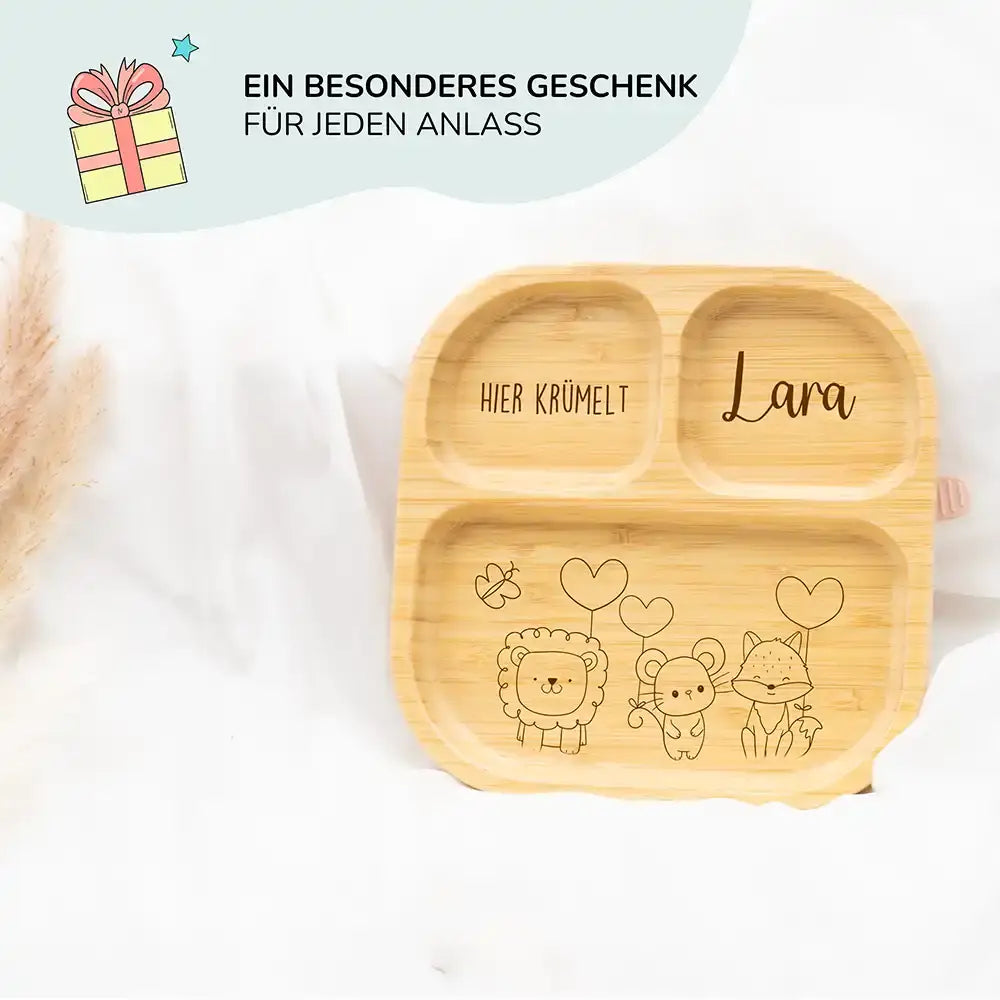 Bambusteller 3-Fächer mit Namen Lara graviert - Hier krümelt Text und süße Waldtiere Löwe Affe Fuchs