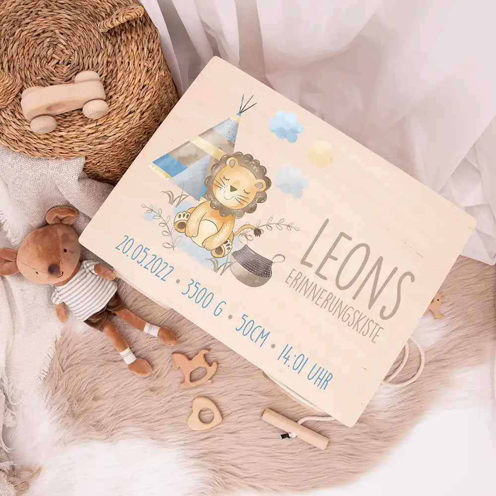 Spielzeugkiste mit Rädern personalisiert - Löwe mit Tipi