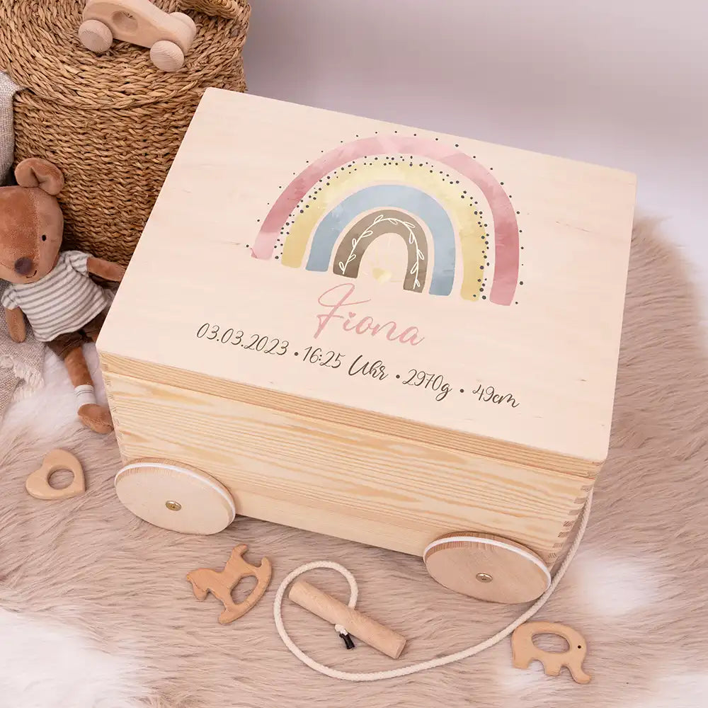 Spielzeugkiste mit Rädern personalisiert - Regenbogen
