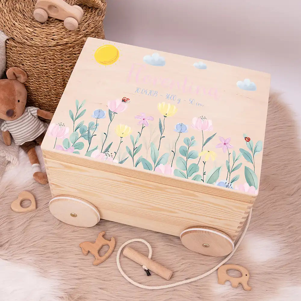 Spielzeugkiste mit Rädern personalisiert - Blumenwiese