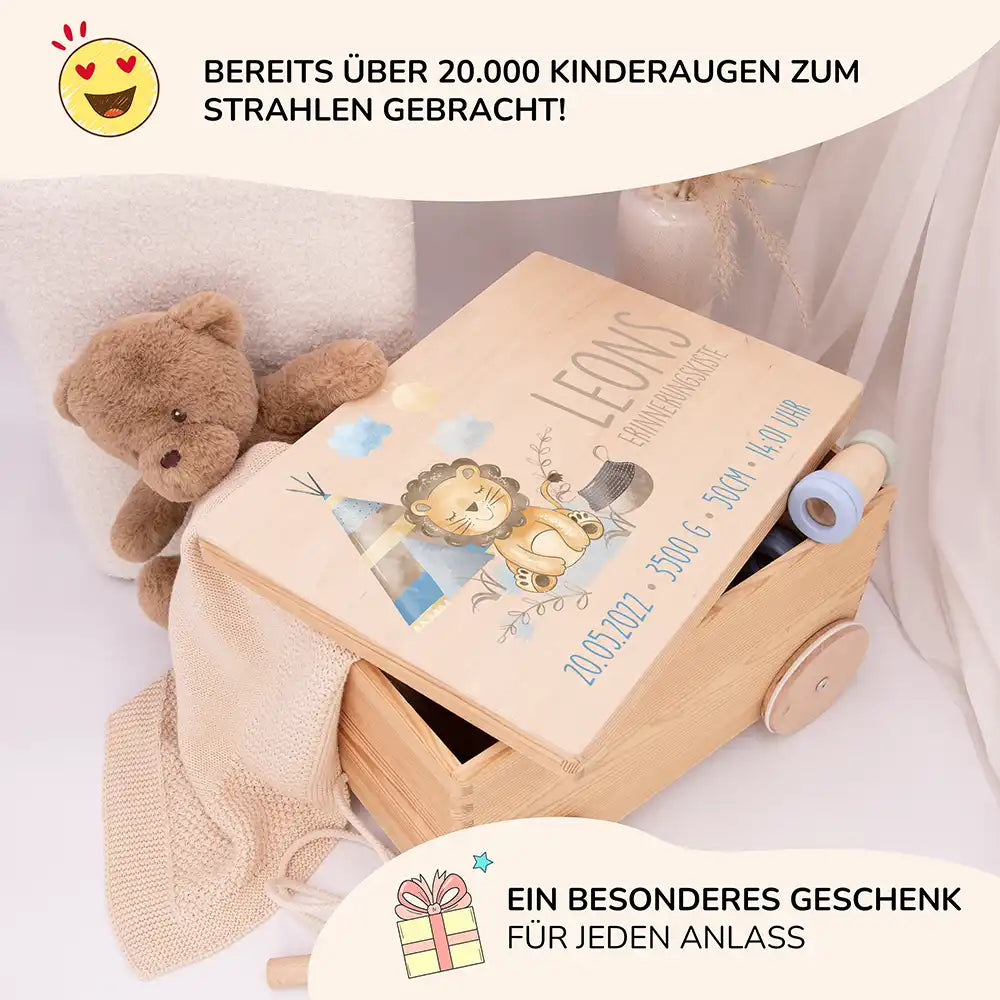 Spielzeugkiste mit Rädern personalisiert - Löwe mit Tipi