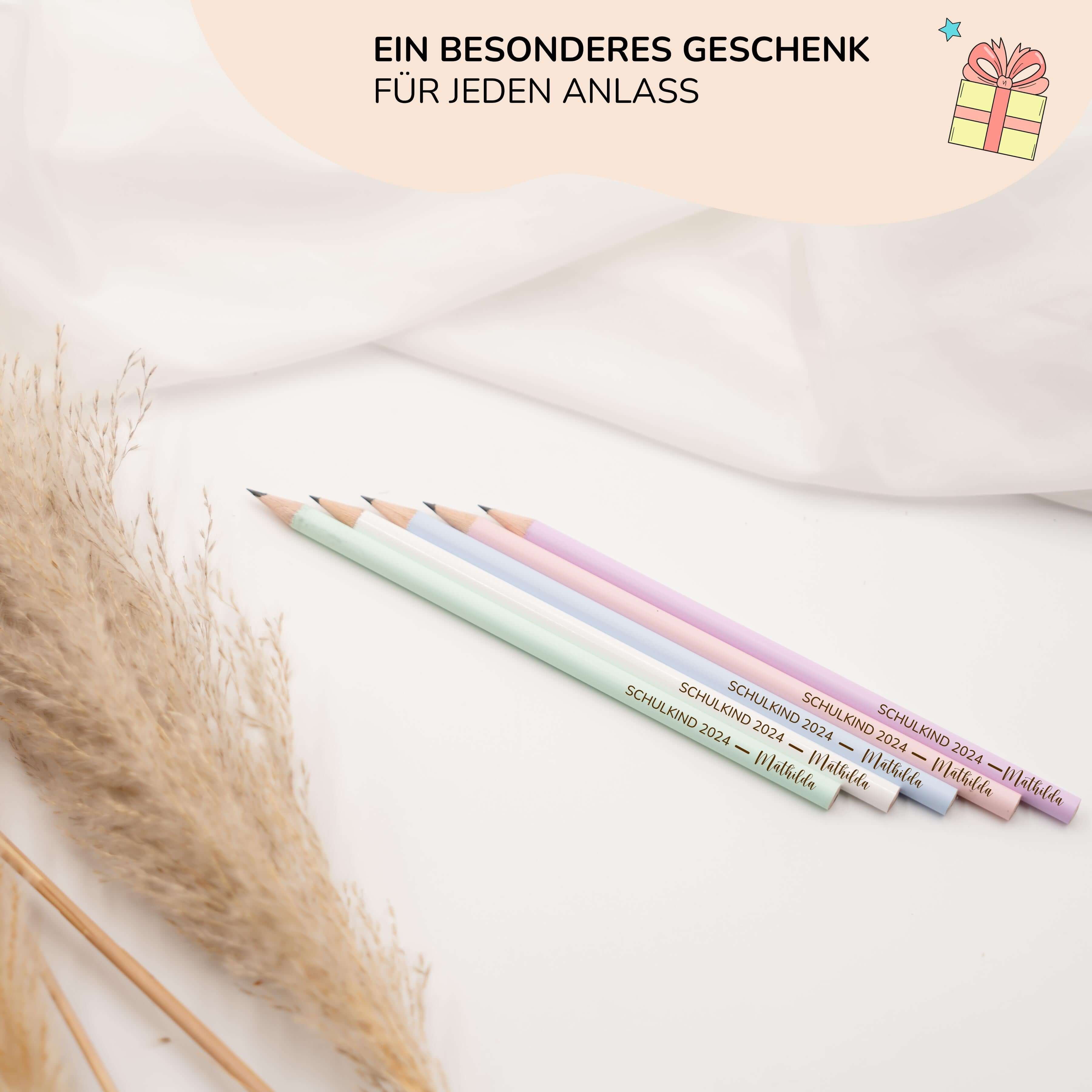 nahaufnahme der gravierten bleistifte mit namen