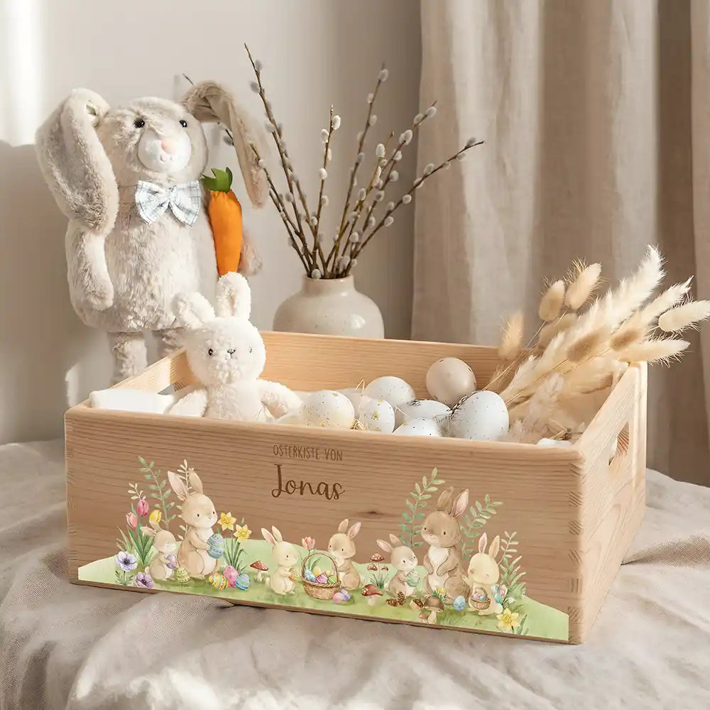 Osterkiste Holz personalisiert - Hasenfamilie im Wald