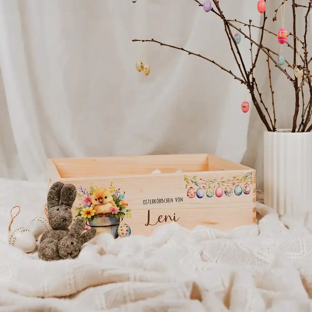 Osterkiste Holz personalisiert - Osterküken im Blumentopf