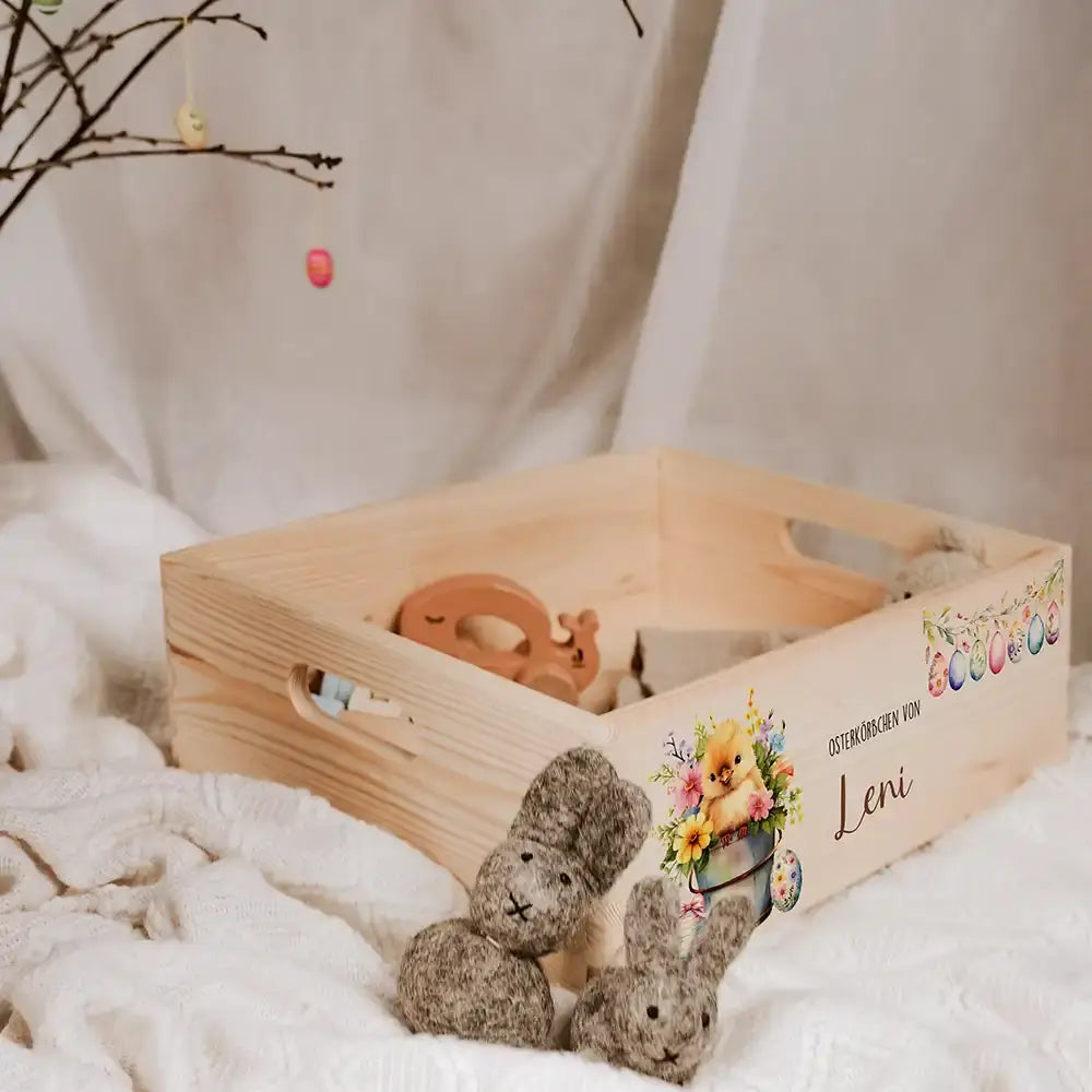 Osterkiste Holz personalisiert - Osterküken im Blumentopf
