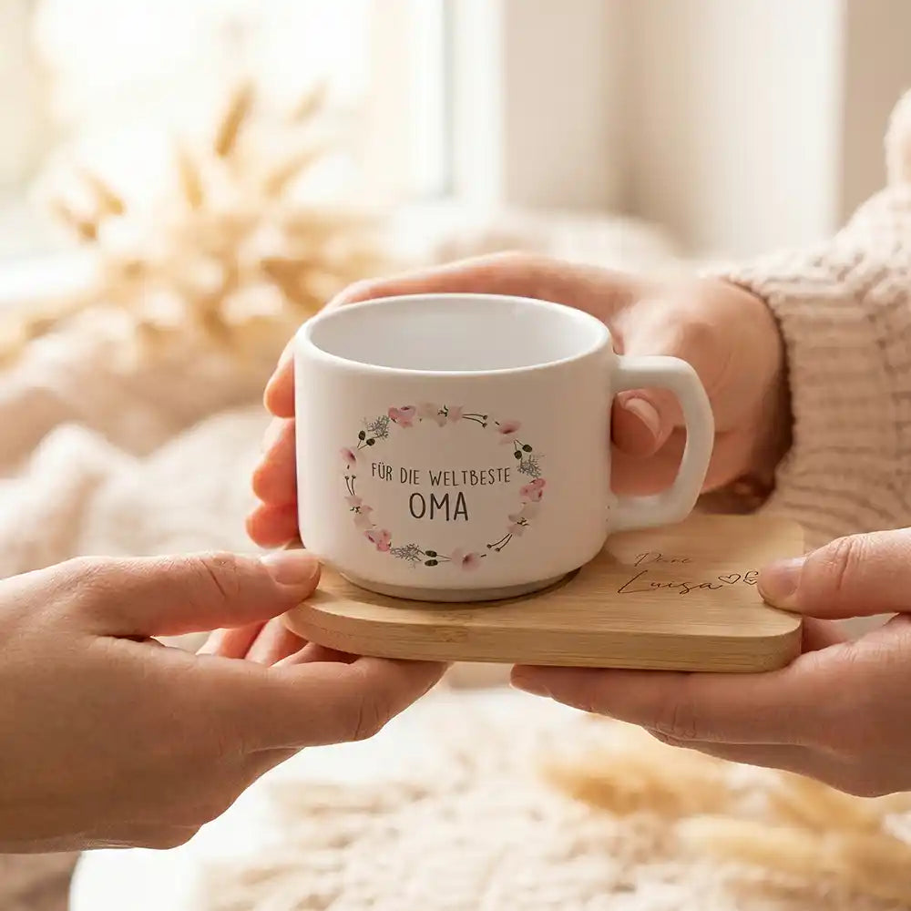 Kaffeetasse personalisiert Muttertag Blumenkranz Weltbeste Oma – made in Hamburg