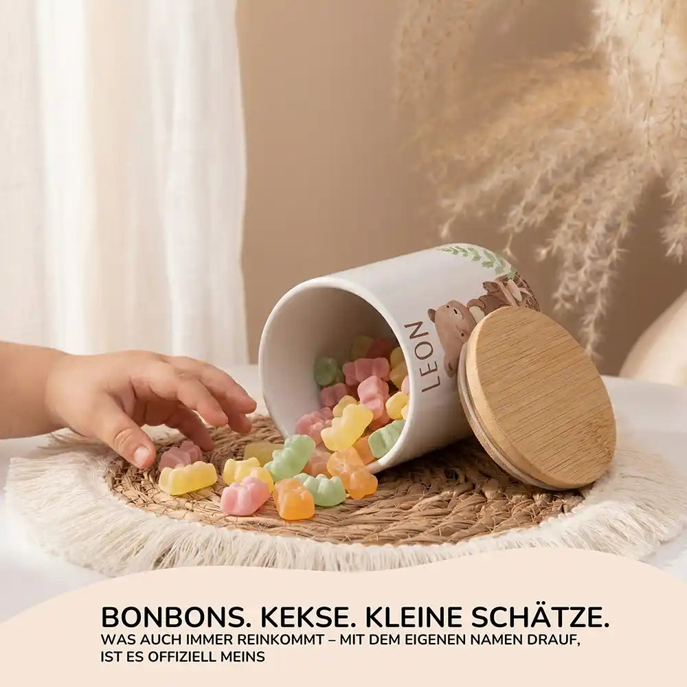 Personalisierte Keksdose Bär Wald - Seitenansicht mit Bambusdeckel