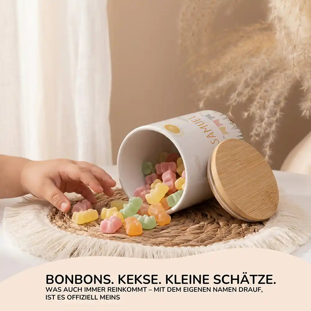 Personalisierte Keksdose Waschbär Sommer - Seitenansicht mit Bambusdeckel