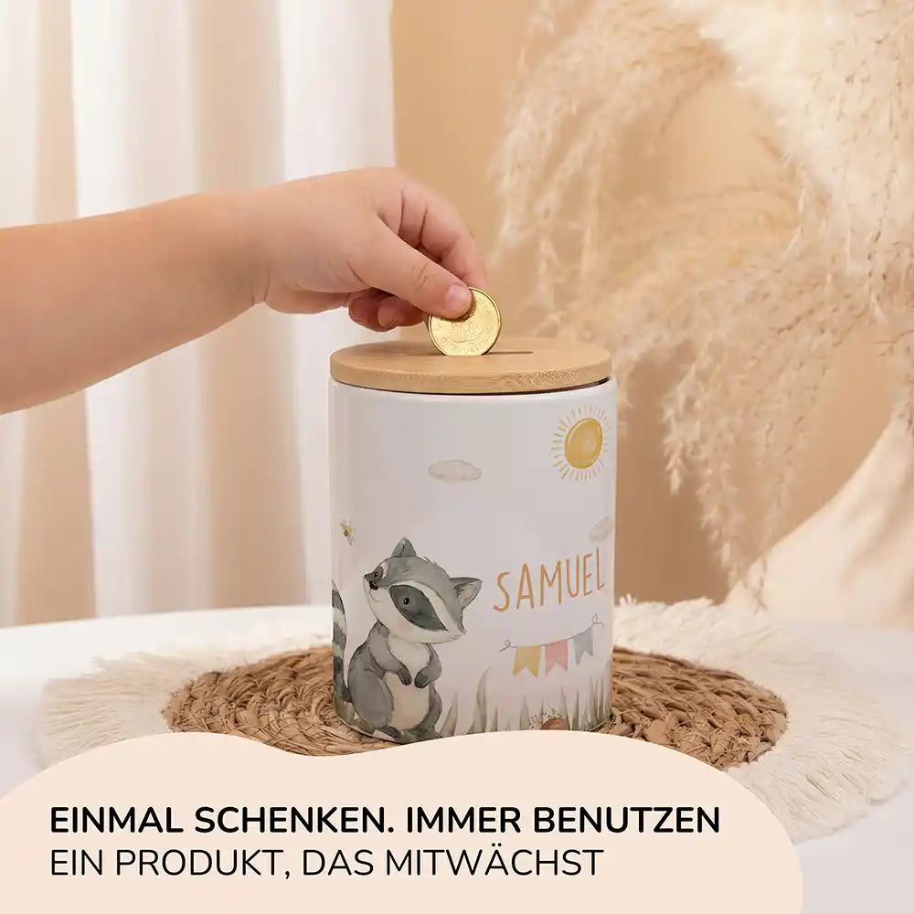 Personalisierte Spardose Waschbär Sommer – Keramik & Bambus mit Wunschname