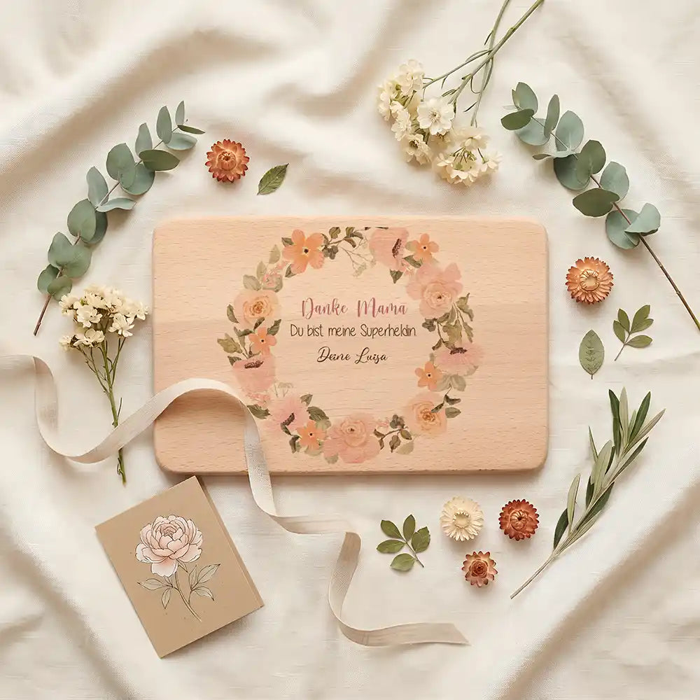 Personalisiertes Frühstücksbrettchen Muttertag Danke Mama Rosenkranz – Geschenkszene auf gedecktem Tisch