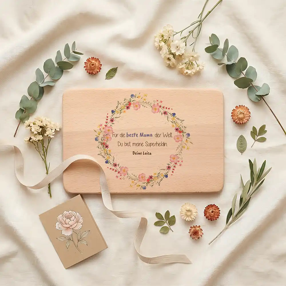 Personalisiertes Frühstücksbrettchen Muttertag Wildblumenkranz Beste Mama Reload – Geschenkszene auf gedecktem Tisch