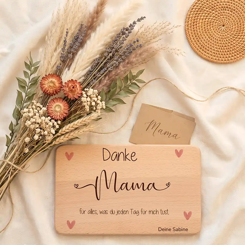 Personalisiertes Frühstücksbrettchen Muttertag Danke Mama Herzen – Personalisierungs-Detail des Wunschnamens