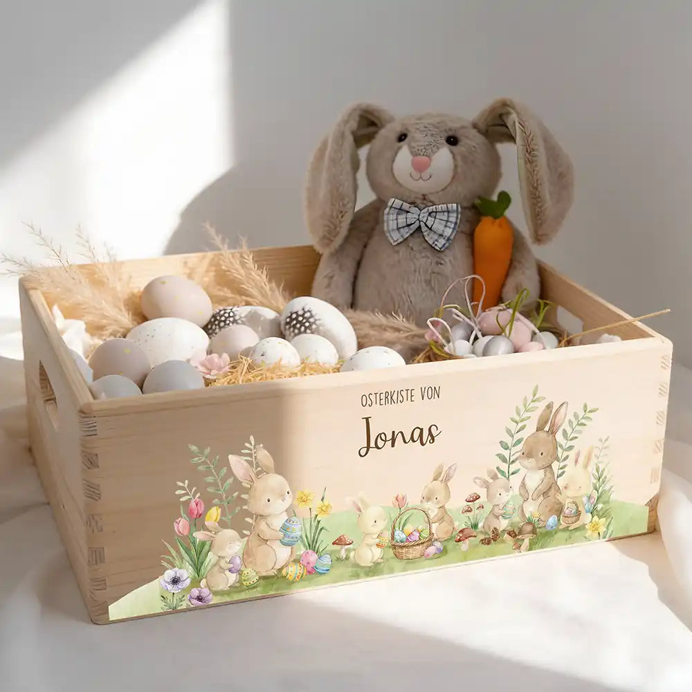 Osterkiste Holz personalisiert - Hasenfamilie im Wald