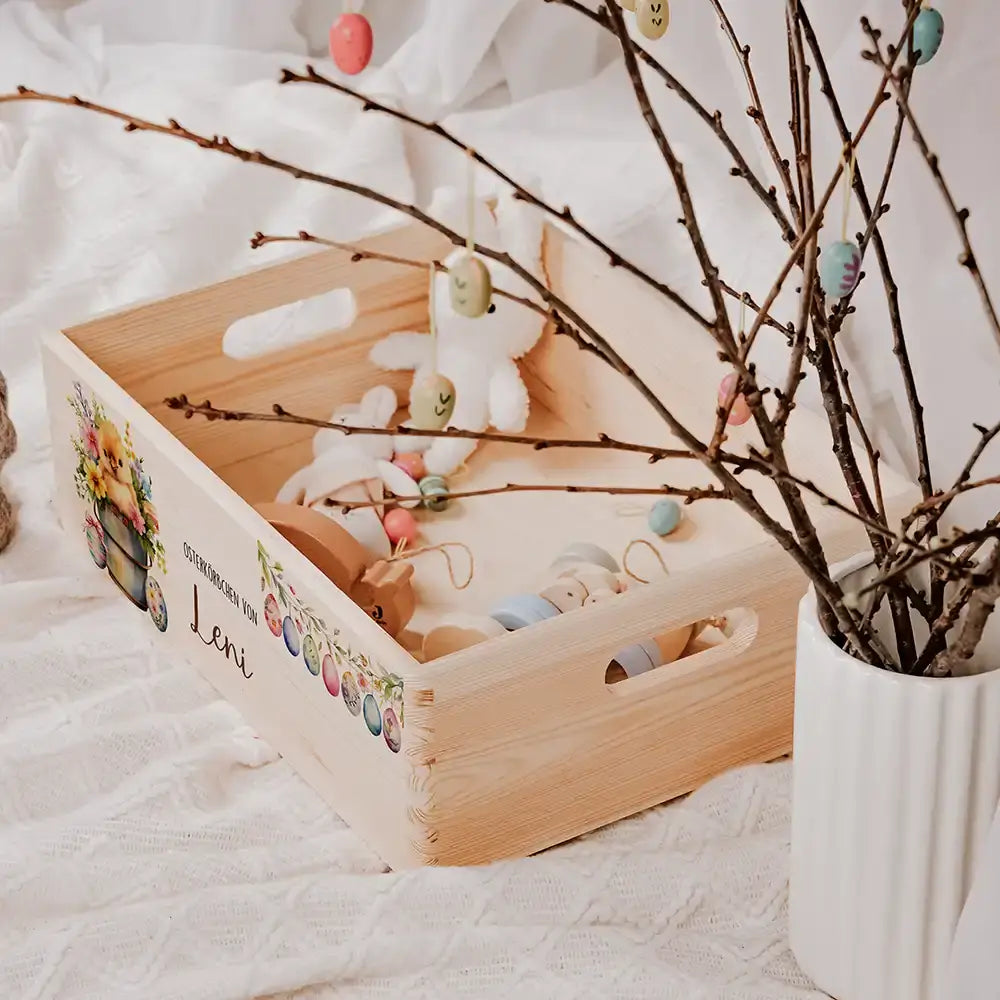 Osterkiste Holz personalisiert - Osterküken im Blumentopf
