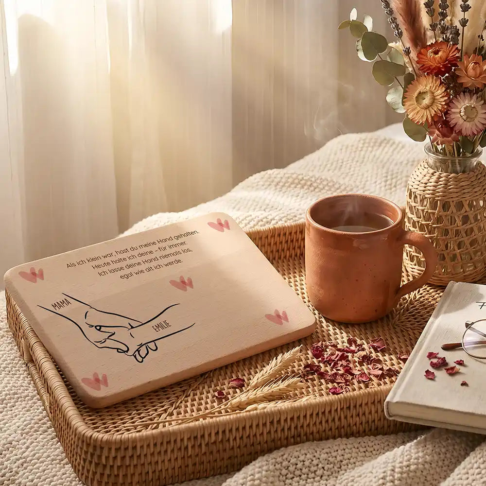 Personalisiertes Frühstücksbrettchen Muttertag Hand in Hand Boho – Motiv-Detail in Naturholz