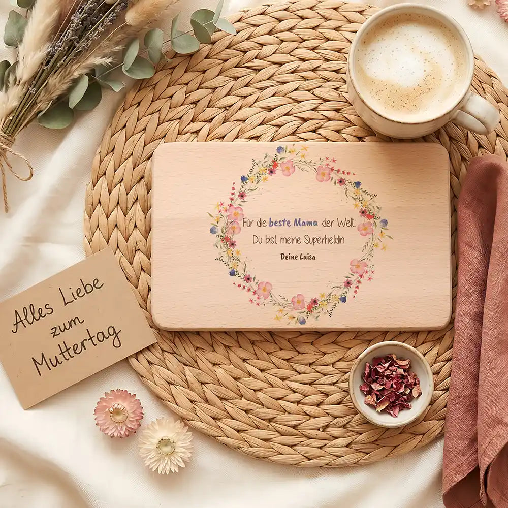 Personalisiertes Frühstücksbrettchen Muttertag Wildblumenkranz Beste Mama – Geschenk-Komposition Boho-Flatlay