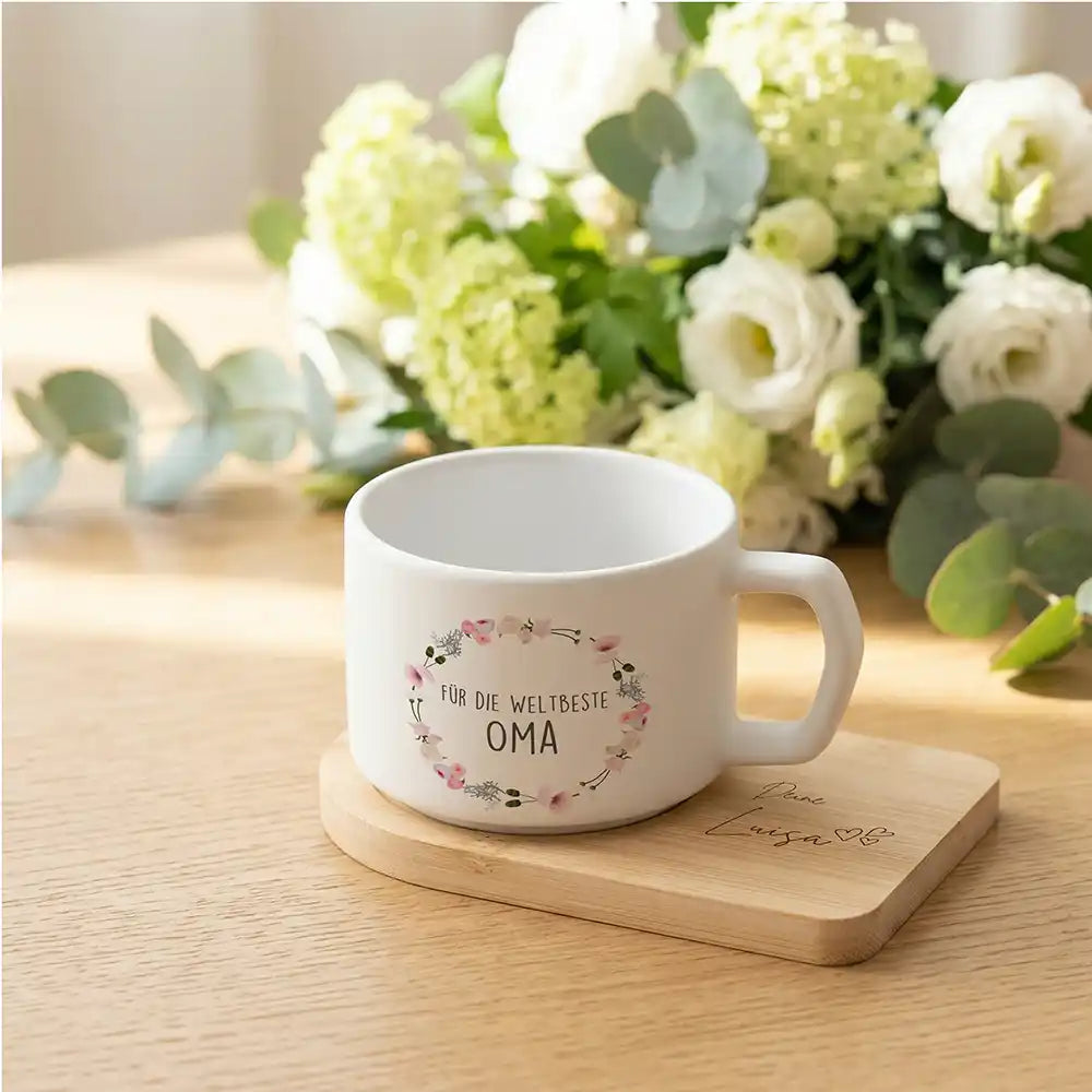 Personalisiertes Geschenk Mama – Keramikbecher Blumenkranz Weltbeste Oma mit Untersetzer