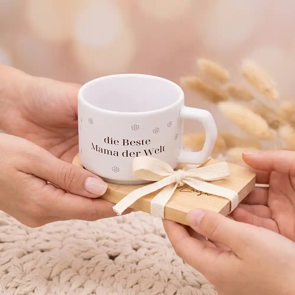 Tasse mit Wunschnamen Mama Beste Mama Blümchen – Keramik mit Bambus-Untersetzer