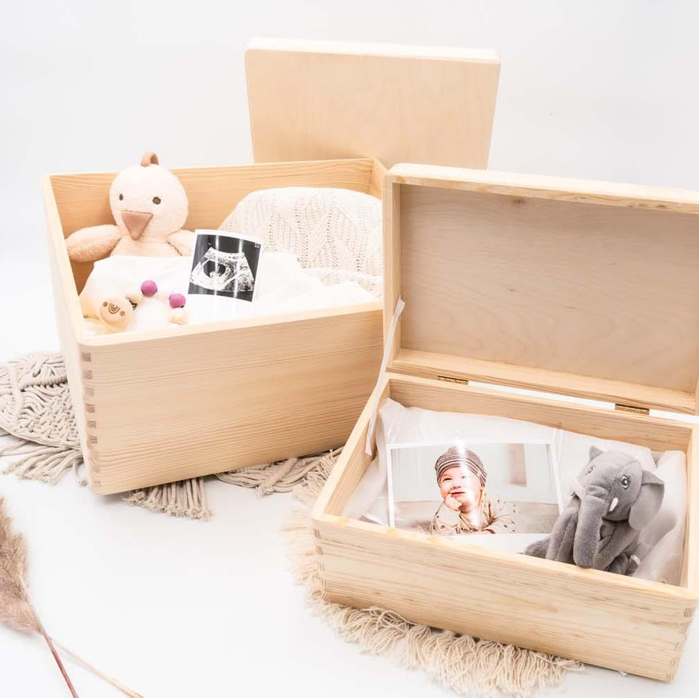 Liebevoll gestaltete Erinnerungskiste für Baby Leon mit niedlichem Löwen vor Tipi und Wolken, Geburtsdetails graviert auf Holzbox