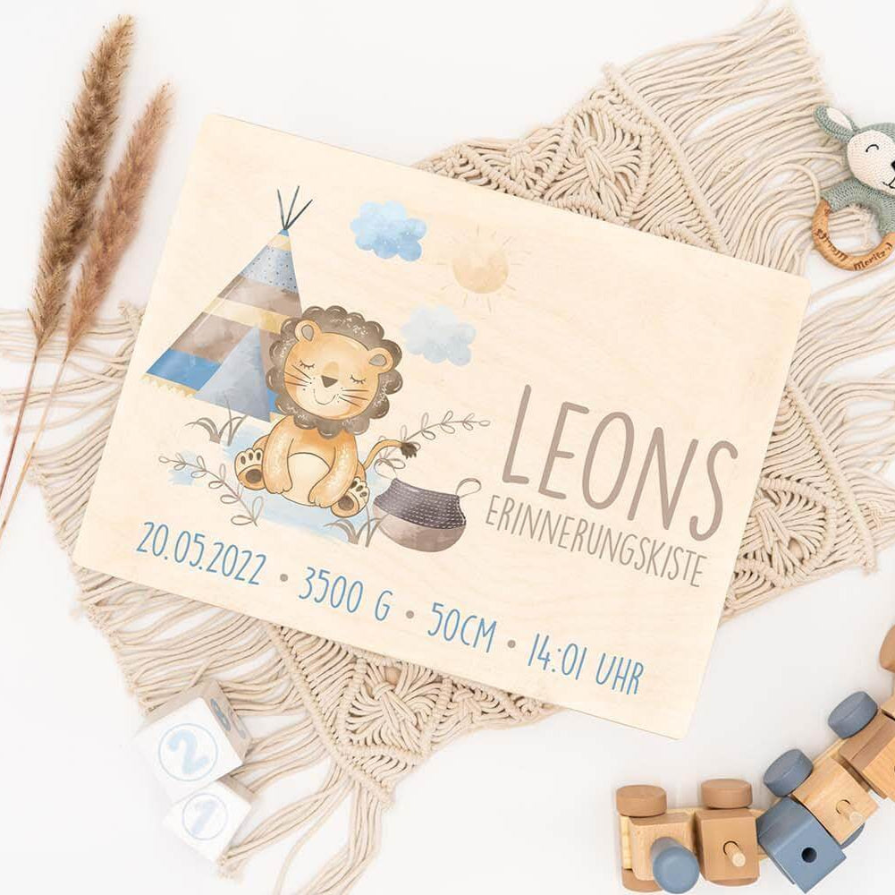 Personalisierte Erinnerungskiste aus Holz mit Namen Leon und Geburtsdaten, Löwen-Motiv mit Tipi, handgefertigte Geburtsgeschenk-Box